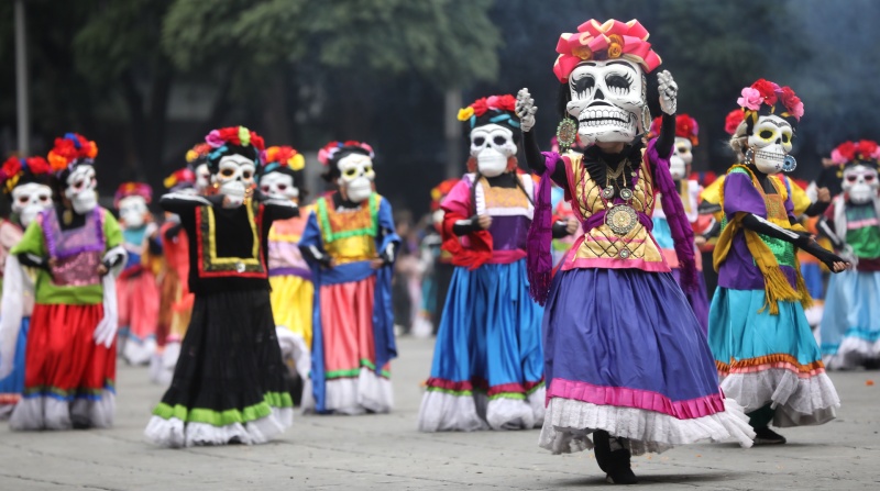 Varias personas participan en un desfile antes del Día de Muertos. La festividad regresa tras el covid. Fotos: EFE.