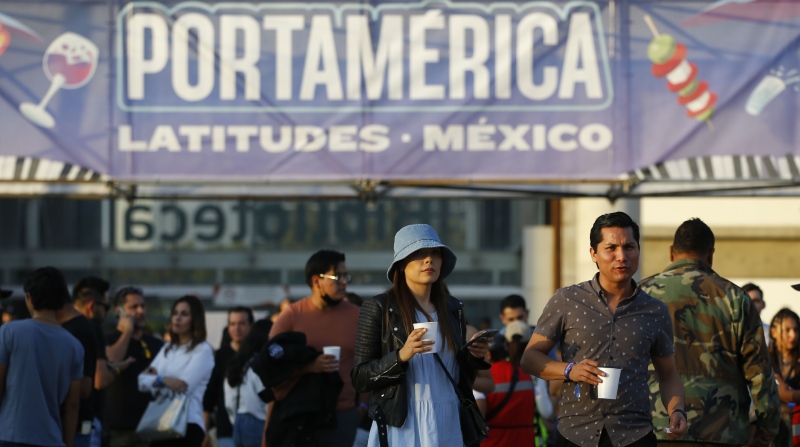 Cientos de personas se dieron cita en la plaza Bicentenario de la urbe jalisciense, durante el festival PortAmérica Latitudes, en México. Foto: EFE.