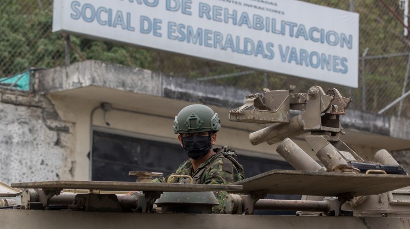 Este 1 de noviembre de 2022 el Centro de Rehabilitación de Varones en Esmeraldas fue resguardado con un tanque y con militares armados. Foto: EL COMERCIO