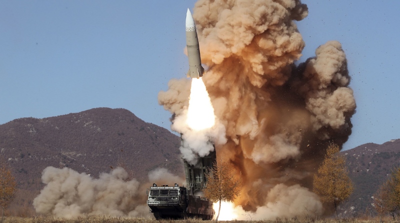 Imagen de uno de los alrededor de 35 misiles lanzados por las fuerzas militares de Corea del Norte como prueba balística desde el pasado 2 de noviembre. Foto: EFE.