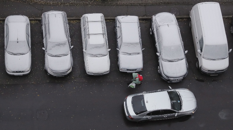 Imagen de autos cubiertos de nieve en una zona de Kiev, tras la caída de la primera tormenta del invierno 2022-2023. Foto: EFE.
