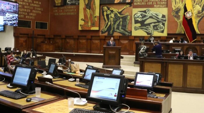 El destituido presidente del Cpccs, Hernán Ulloa, presentó sus descargos del juicio político en el Pleno de la Asamblea el viernes 18. Foto: Asamblea Nacional