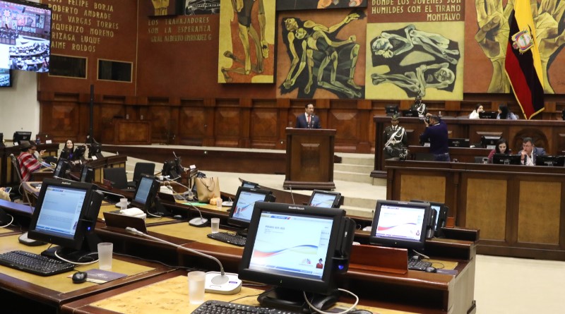 El destituido presidente del Cpccs, Hernán Ulloa, presentó sus descargos del juicio político en el Pleno de la Asamblea el viernes 18. Foto: Asamblea Nacional