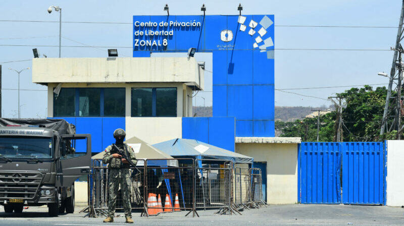 Militares en los exteriores del Centro de Privación de Libertad Zonal 8. Foto: Enrique Pesantes / EL COMERCIO.