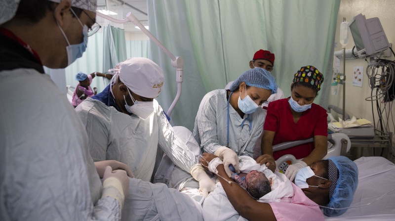 Foto del nacimiento de Damián, hijo de Damaris Ferraras, en República Dominicana, el bebé 8 000 millones del mundo. Foto: EFE.