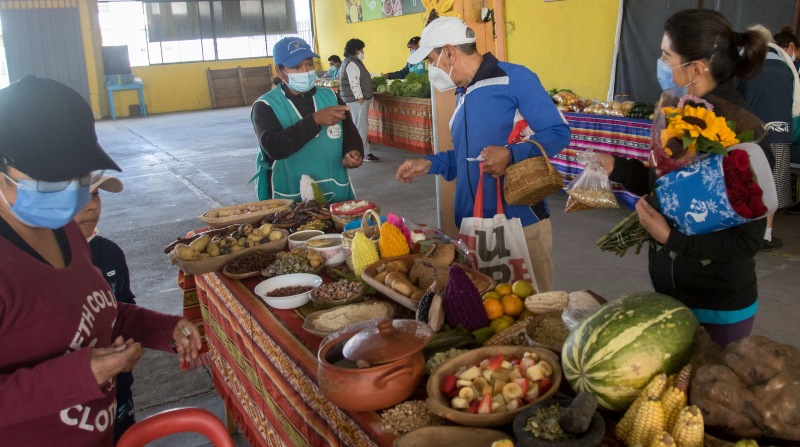 En Carcelén, se realiza una feria de productos agroecológicos, de la mano de una organización que, además, realiza demostraciones de diversas recetas. Foto: Carlos Noriega / EL COMERCIO.