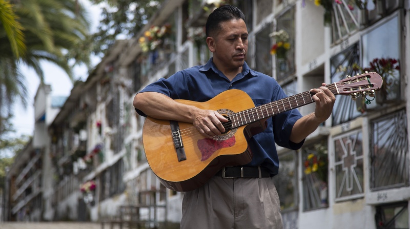 Cuando no les canta a los muertos, Ramiro Guañuna se gana la vida como carpintero. Foto: Diego Pallero / EL COMERCIO.