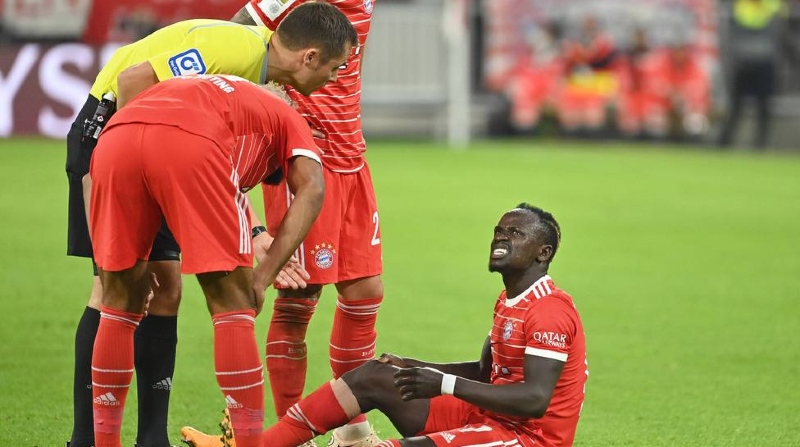 El delantero senegalés del Bayern de Múnich se queja de un dolor en su pierna durante el partido ante el Werder Bremen. Foto: EFE.