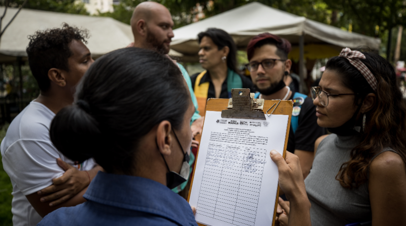 Varias ONG venezolanas, agrupadas en la plataforma Ruta Verde, recogieron firmas en Caracas para respaldar un proyecto de ley sobre derechos sexuales y reproductivos. Foto: EFE