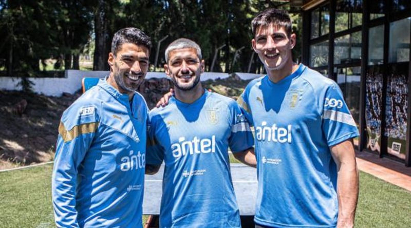 Luis Suárez, Giorgian de Arrascaeta y Sergio Rochet con la Selección de Uruguay. Foto: Twitter @Uruguay.