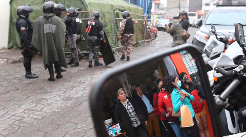 Policías y militares custodian los exteriores de la cárcel de El Inca. Foto: Julio Estrella / EL COMERCIO