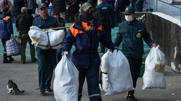 Socorristas rusos llevan bolsas con pertenencias de los residentes mientras evacuan una pensión geriátrica en la ciudad de Jersón este 5 de noviembre. Foto: EFE