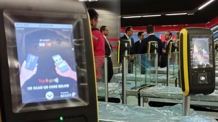 Equipos validadores son instalados en las paradas del Metro de Quito para acceder a distintos métodos de pago. Foto: Metro de Quito