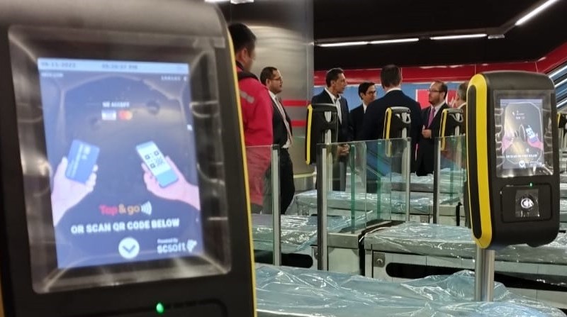 Equipos validadores son instalados en las paradas del Metro de Quito para acceder a distintos métodos de pago. Foto: Metro de Quito
