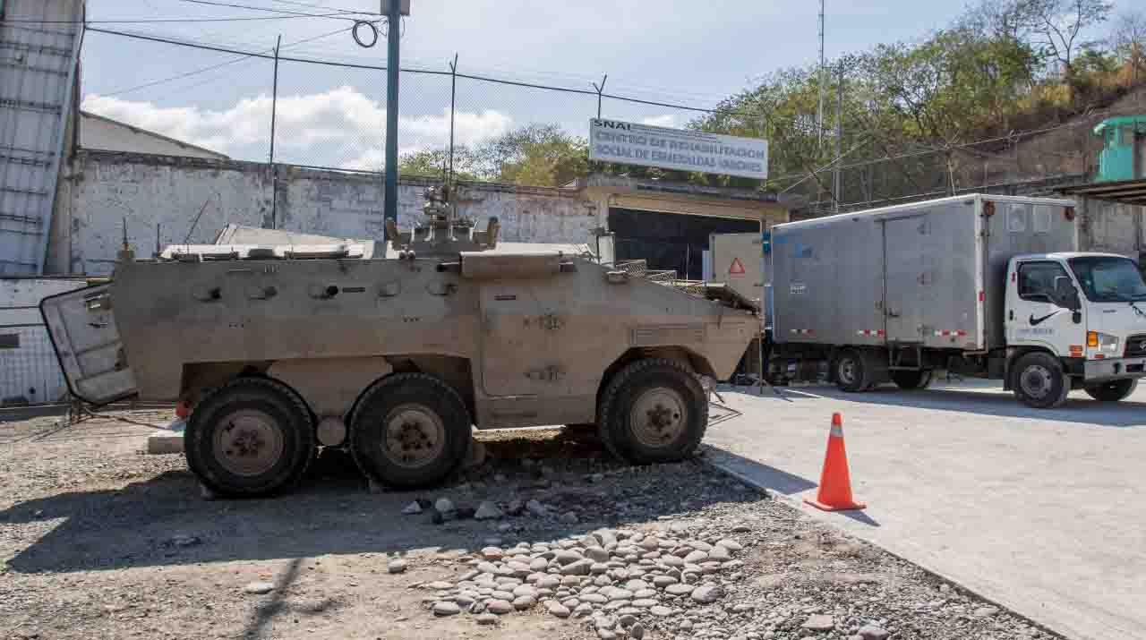 Imagen referencial. Durante la jornada del lunes 31 de octubre se observó un tanque militar en los exteriores de la cárcel de Esmeraldas. Foto: EL COMERCIO