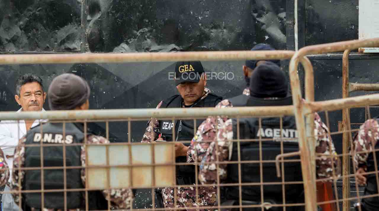 Guías penitenciarios y militares rodean los exteriores de la cárcel de Esmeraldas. Foto: EL COMERCIO