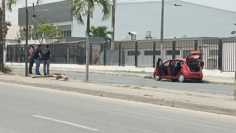 En la cajuela de un auto abandonado en un sector del kilómetro 16,5 de la vía a Daule, al norte de Guayaquil, la Policía halló un alijo con tacos de dinamita. Se cerró al tránsito la avenida secundaria y la vía a Daule por cerca de una hora y se realizó la detonación controlada del artefacto. Foto: EL COMERCIO.