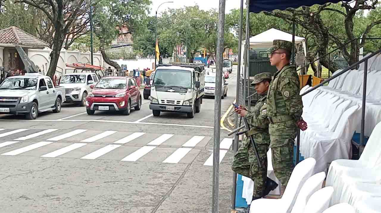 El tránsito vehicular fluye normalmente en la avenida Fray Vicente Solano, donde se tenía previsto realizar la parada militar que fue cancelada. Foto: Cortesía