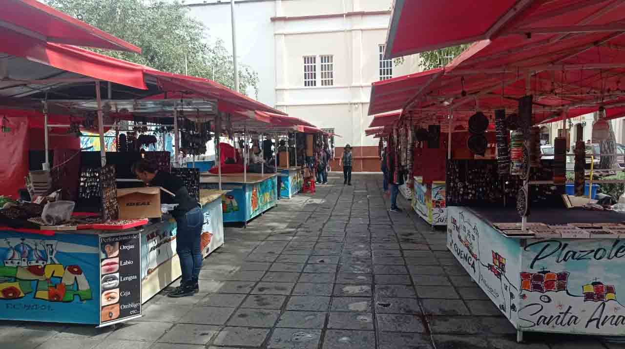 Los comerciantes de la plazoleta Santa Ana retuvieron y golpearon a dos hombres por sospecha de robo en Cuenca. Foto: Cortesía