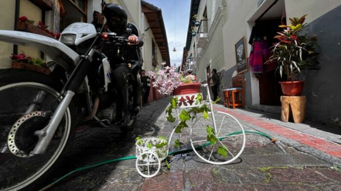Los moradores comenzaron con la limpieza y arreglado de la calle principal. Foto: Patricio Terán / EL COMERCIO.