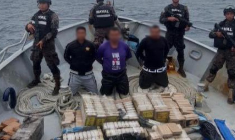 Durante la operación lograron la detención de tres personas que intentaron hundir la embarcación en la que transportaban la droga. Foto: Twitter
