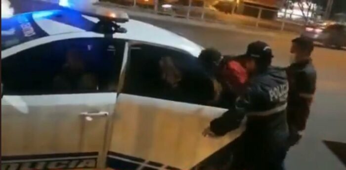 Un funcionario del Senae fue detenido, en Durán. Foto: Captura de pantalla de video de la Policía