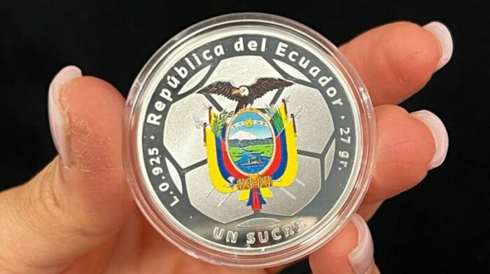 La moneda conmemorativa de Ecuador por el Mundial de Qatar 2022. Foto: Patricio Terán / EL COMERCIO.