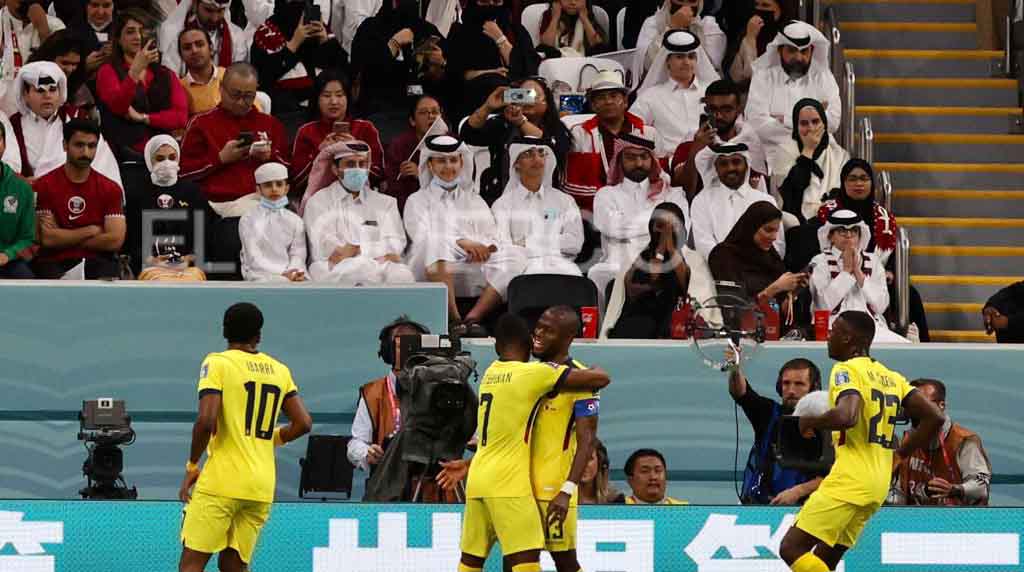 A los 15 minutos del segundo tiempo, una buena parte de los hinchas de la Selección de Qatar se fueron retirando del escenario, en el estadio Al Bayt, en el Mundial 2022. Foto: Diego Pallero / EL COMERCIO