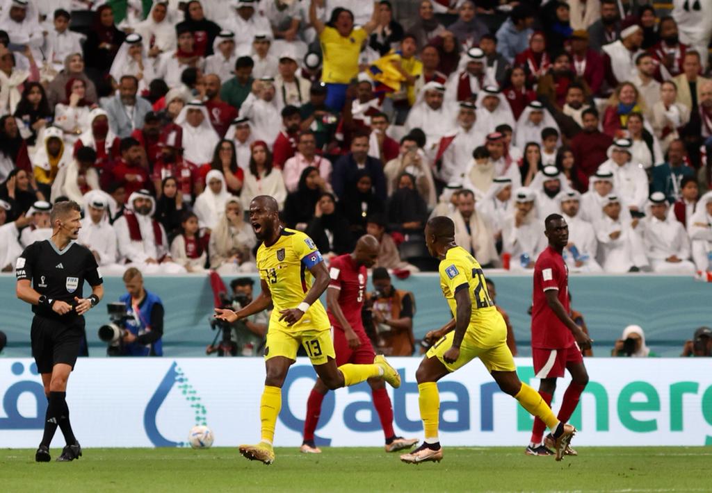 Énner Valencia celebra, junto a Moisés Caicedo, uno de los dos goles que le marcó a la Selección de Qatar. Foto: Diego Pallero/EL COMERCIO.