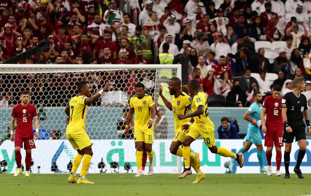 Jugadores de la selección de Ecuador festejan el gol de Énner Valencia ante Qatar. Foto: Diego Pallero/El Comercio