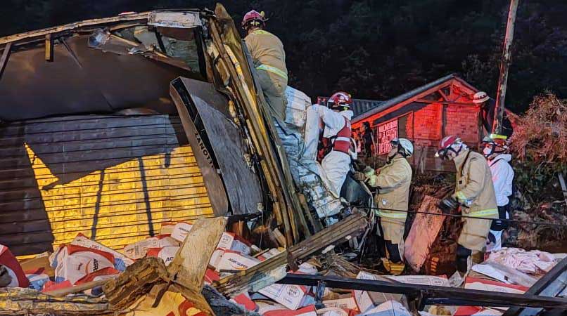 Personal de rescate del Cuerpo de Bomberos de Cuenca liberó a los dos hombres que estuvieron atrapados entre los hierros retorcidos del camión volcado. Foto: Bomberos de Cuenca