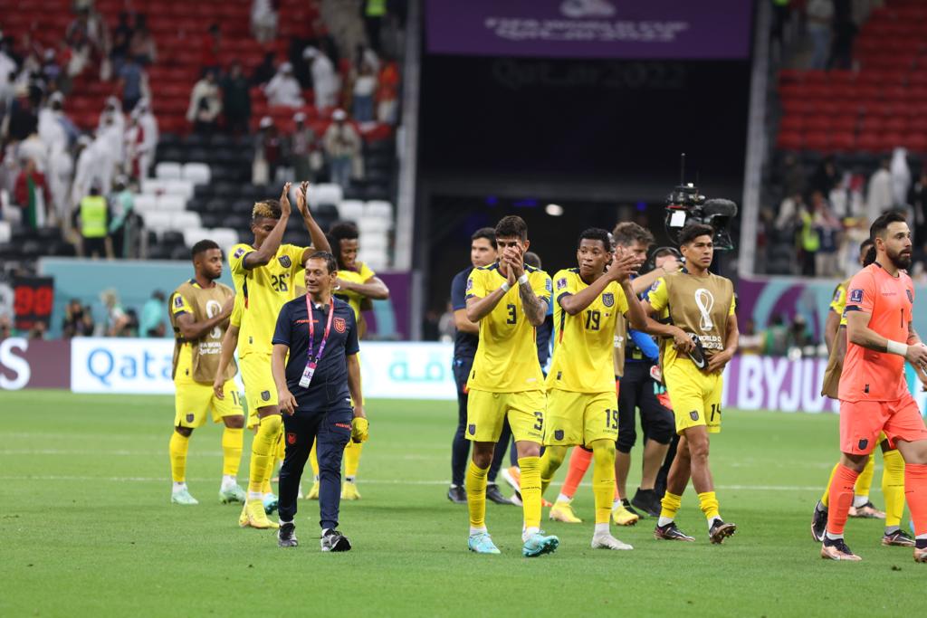 Futbolistas de la Selección del Ecuador aplauden a la afición que los apoyó ante Qatar. Foto: Diego Pallero / EL COMERCIO