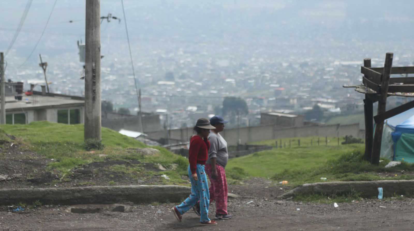 El frío intenso se siente en los barrios altos de Quito. Los vecinos visten prendas térmicas para tratar de conservar el calor. Foto: Julio Estrella / EL COMERCIO