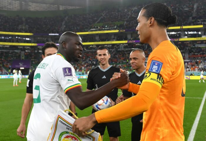 Kalidou Koulibaly y Vigil Van Dijk, capitanes de Senegal y Países Bajos, en el Mundial de Qatar 2022. Foto: Twitter @fifaworldcup