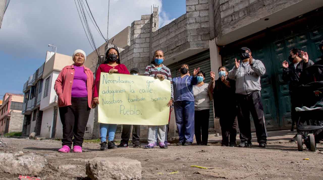Habitantes de la Ciudadela Ibarra solicitan atención de las autoridades ante el abandono que tiene el sector por falta de obras. Foto: Carlos Noriega EL COMERCIO