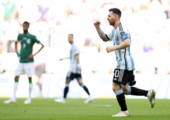 Lionel Messi festeja el único gol que marcó ante Arabia Saudita en el Mundial de Qatar- Foto: Twitter @Argentina