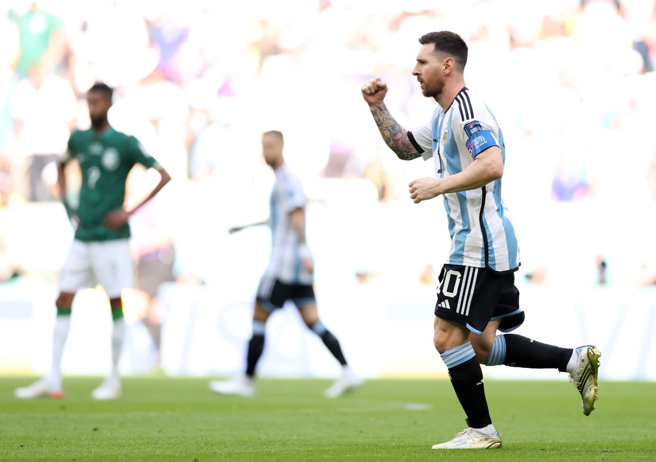 Lionel Messi festeja el único gol que marcó ante Arabia Saudita en el Mundial de Qatar- Foto: Twitter @Argentina