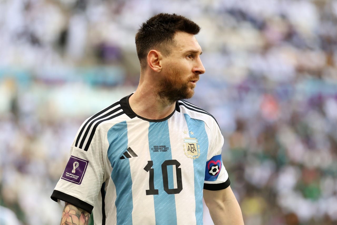Lionel Messi durante el partido de Argentina y Arabia Saudita en el Mundial de Qatar. Foto: Twitter @Argentina