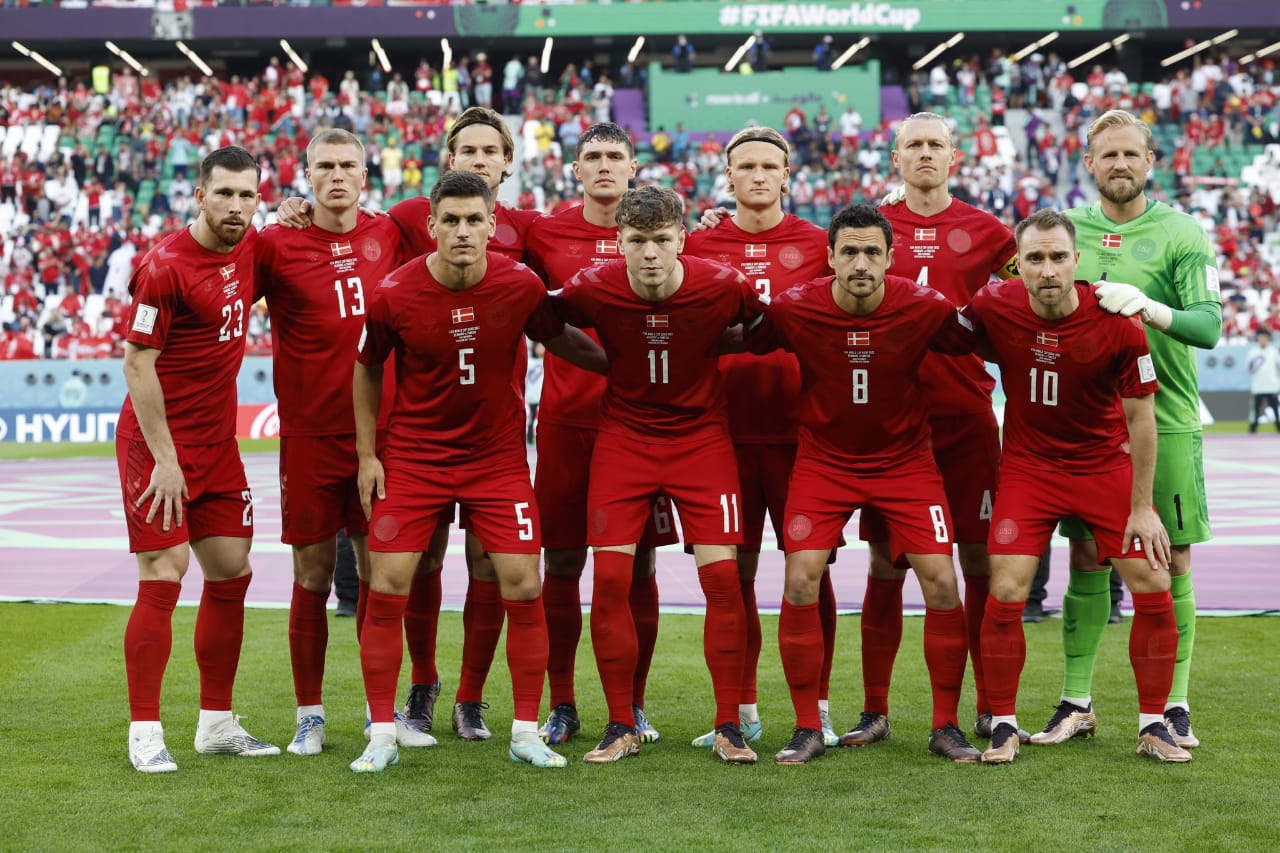 Selección de Dinamarca en el primer partido ante Túnez. Foto: Twitter @dbulandshold