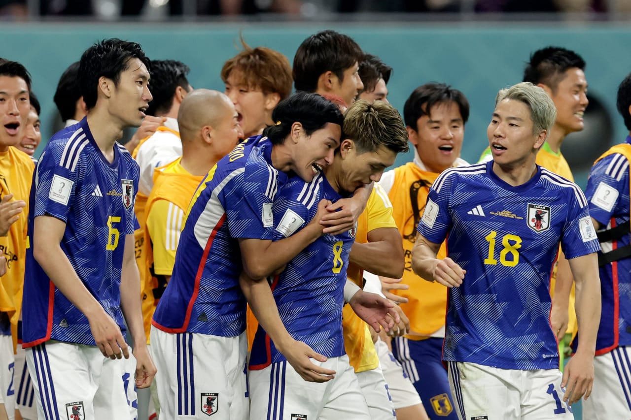 Jugadores de Japón celebran el gol del triunfo ante Alemania en el Mundial de Qatar 2022. Foto: Twitter @fifaworldcup
