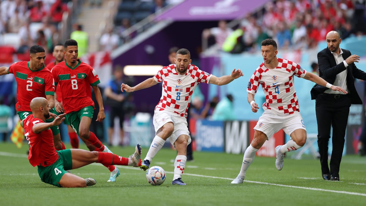 Marcelo Brozovic de Croacia disputa un balón ante sus rivales de Croacia en el Mundial de Qatar 2022. Foto: Twitter @fifaworldcup