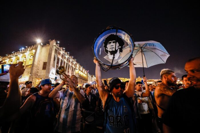 Hinchas argentinos realizaron un banderazo en Qatar previo al enfrentamiento entre Argentina y México. Foto: EFE.