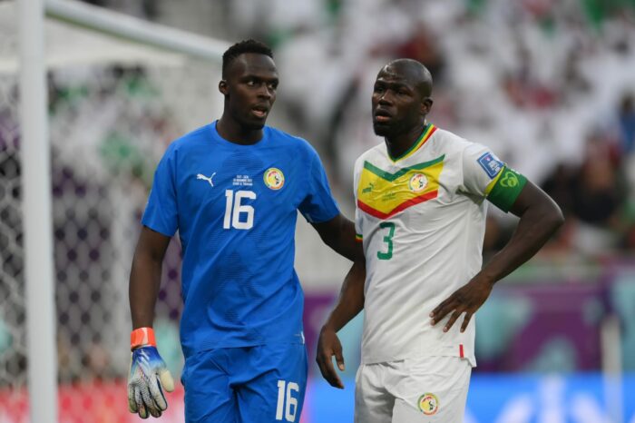 Edouard Mendy y Kalidou Koulibaly de Senegal en el partido ante Qatar durante el Mundial 2022. Foto: Twitter @fifaworldcup