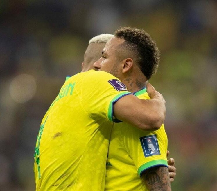 Neymar (der.) abraza a Richarlison ante Serbia en el duelo donde sufrió su lesión en el Mundial de Qatar 2022. Foto: Instagram @neymarjr