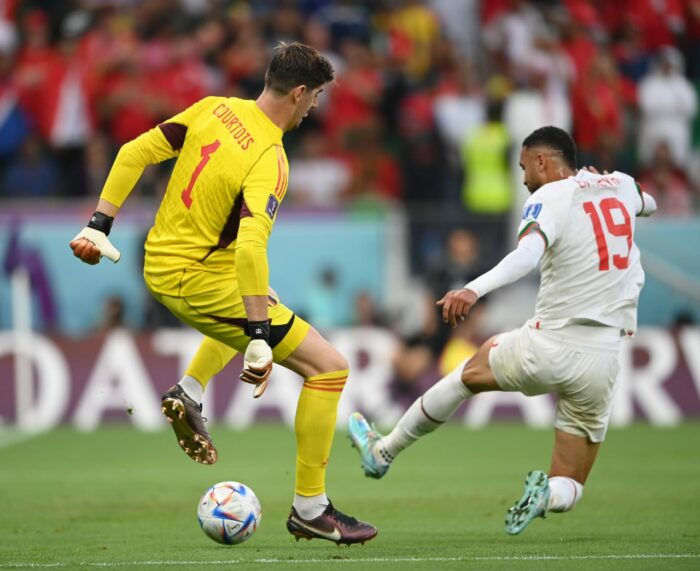 Thibaut Courtois de Bélgica controla la pelota ante un rival de Marruecos en el Mundial de Qatar 2022. Foto: Twitter @fifaworldcup