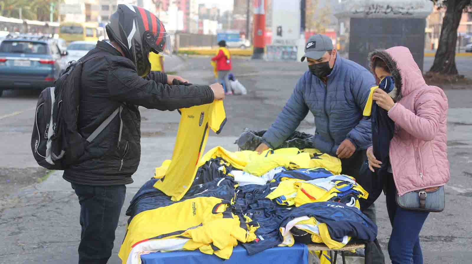 Comerciantes llegaron hasta los exteriores del estadio Olímpico Atahualpa, en Quito, para vender la camiseta de la Seleeción de Ecuador y otros accesorios. Foto: Julio Estrella / EL COMERCIO