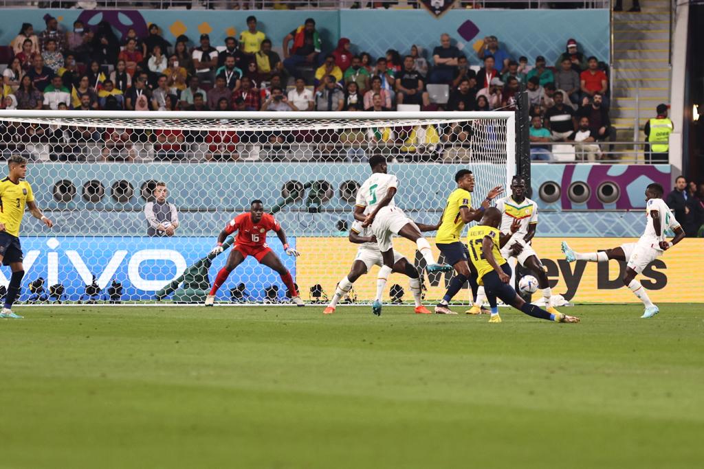 Énner Valencia realiza un remate en el partido de la Selección de Ecuador ante Senegal en el Mundial de Qatar 2022. Foto: Diego Pallero / EL COMERCIO