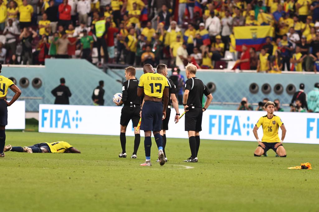 Énner Valencia secándose las lágrimas de su rostro tras la eliminación de Ecuador del Mundial Qatar 2022. Foto: Diego Pallero/El Comercio.