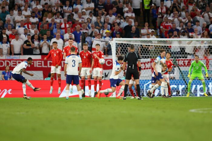 Tiro libre que originó el primer gol de Inglaterra ante Gales. Foto: Twitter @fifaworldcup