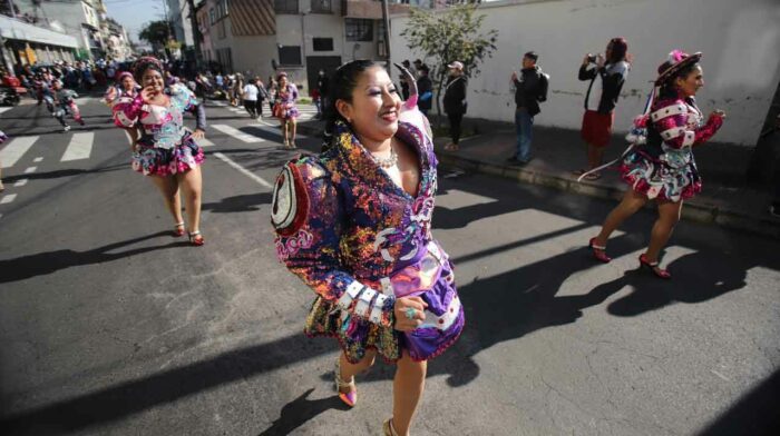 Danzas tradicionales y carros alegóricos fueron parte del desfile que protagonizaron los mercados de Quito. Foto: Julio Estrella / EL COMERCIO